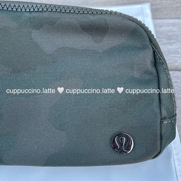 🌲NWT🤎Lululemon Athletica Everywhere Belt Bag in ‘Heritage Camo’ Green - Picture 6 of 13